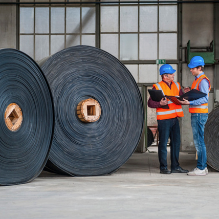 Préparer son déménagement Deux personnes discutent sur leur lieu de travail